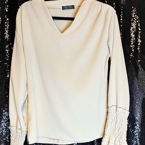 Chic Cream V-Neck Blouse with Ruched Sleeves‎